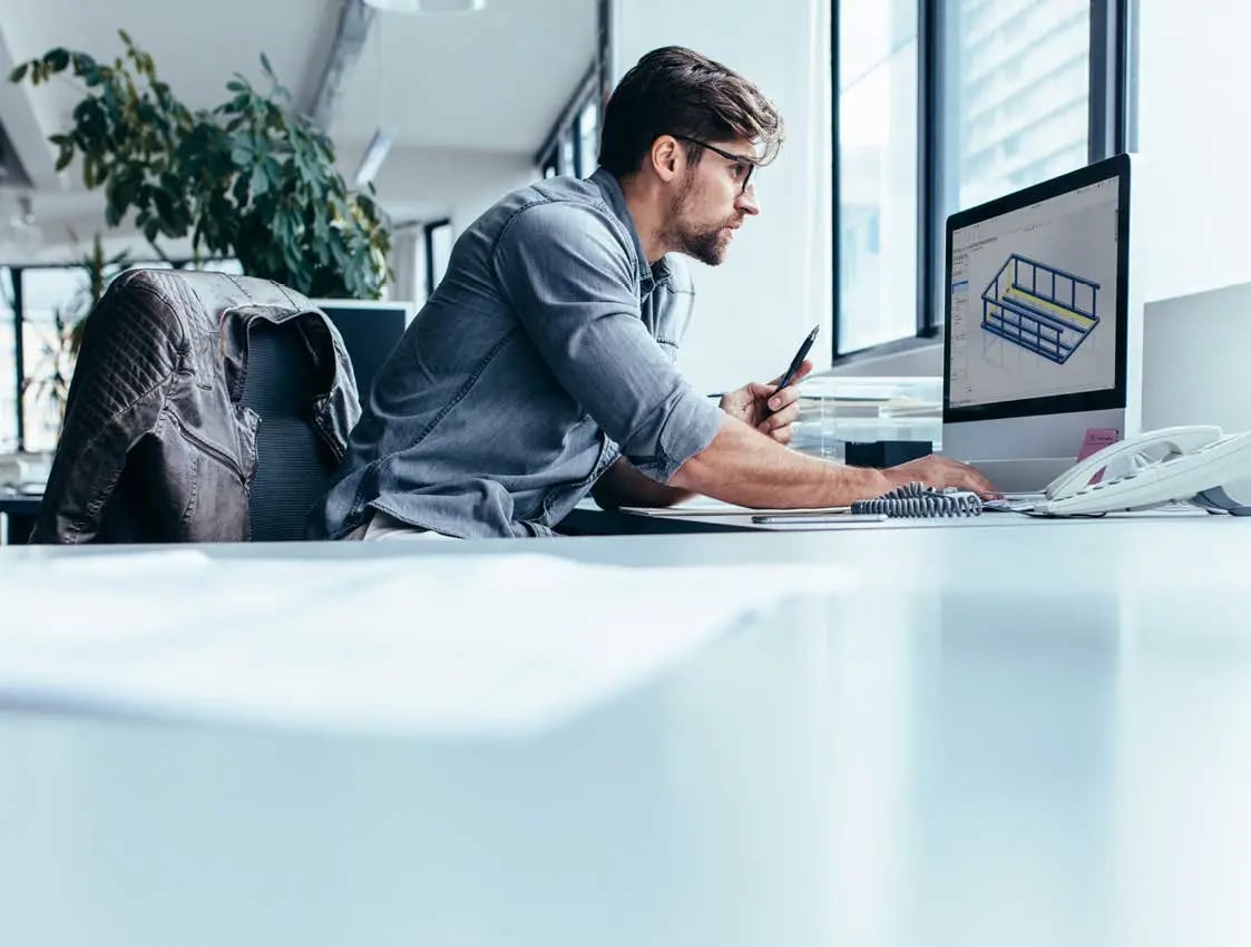 homme travaillant a son bureau